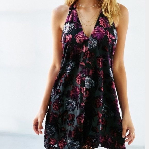 BB Dakota Dresses & Skirts - BB Dakota Kenzie Shift Halter Back Velvet Floral